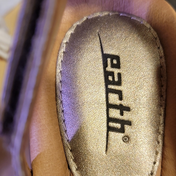 Earth Sz7B Platinum heeled sandals. NWOT - Picture 2 of 7